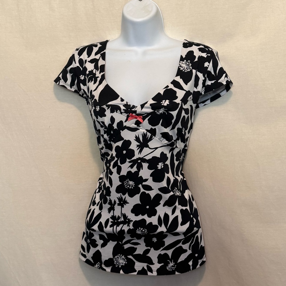 H-186 Linea Donatella Black & White Floral Short Sleeve Pullover Blouse Size M